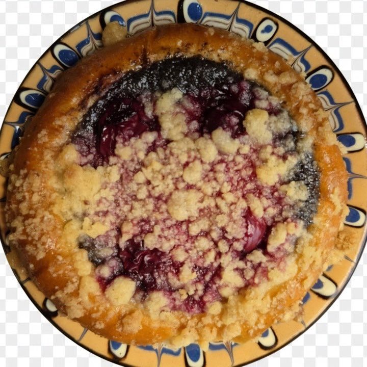 Domácí koláč s ovocem a drobenkou